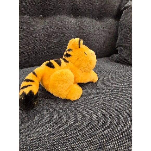 Laying down Garfield Plush - Picture 3 of 4